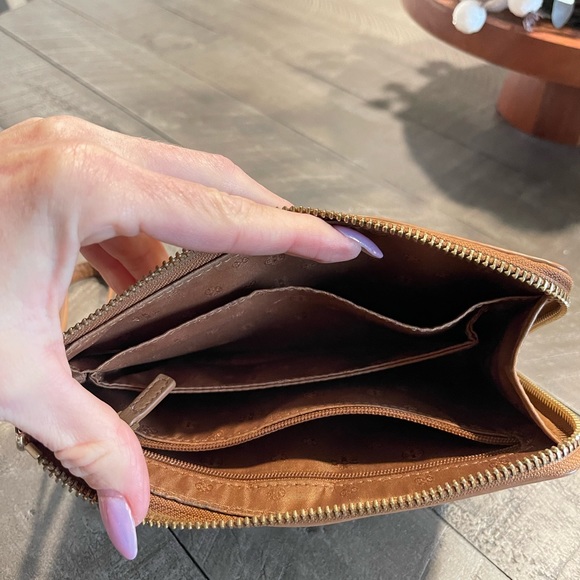 EUC Tory Burch clutch - Picture 2 of 4